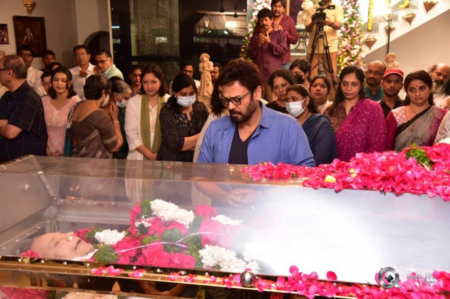 Celebrities-pay-homage-to-superstar-Krishna
